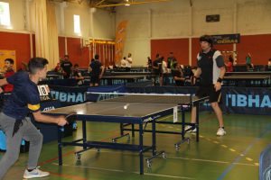 Jogos de Oeiras crianças e adultos a jogar ténis de mesa