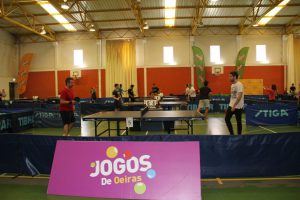 Jogos de Oeiras crianças e adultos a jogar ténis de mesa