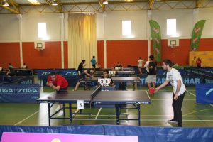 Jogos de Oeiras crianças e adultos a jogar ténis de mesa