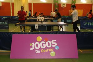 Jogos de Oeiras crianças e adultos a jogar ténis de mesa