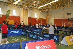 Jogos de Oeiras crianças e adultos a jogar ténis de mesa