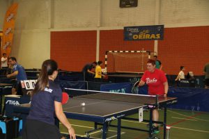 Jogos de Oeiras crianças e adultos a jogar ténis de mesa