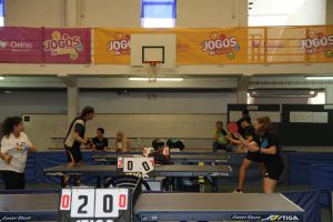 Jogos de Oeiras crianças e adultos a jogar ténis de mesa