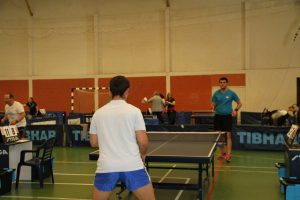 Jogos de Oeiras crianças e adultos a jogar ténis de mesa