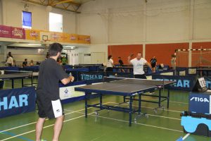 Jogos de Oeiras crianças e adultos a jogar ténis de mesa