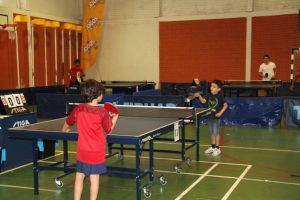 Jogos de Oeiras crianças e adultos a jogar ténis de mesa