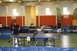 Jogos de Oeiras crianças e adultos a jogar ténis de mesa