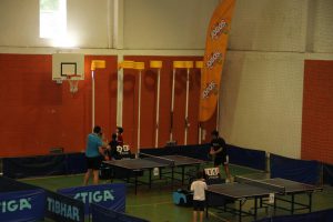 Jogos de Oeiras crianças e adultos a jogar ténis de mesa