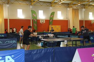 Jogos de Oeiras crianças e adultos a jogar ténis de mesa