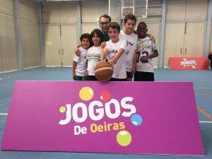 jogos de oeiras crianças a jogar basquetebol