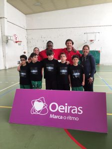 jogos de oeiras crianças a jogar basquetebol