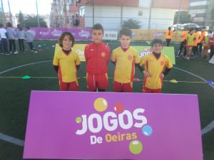 jogos de oeiras crianças praticando atletismo