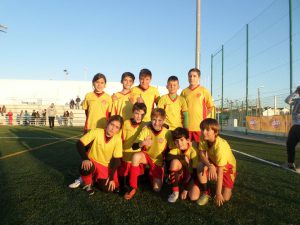 jogos de oeiras crianças a jogar futebol