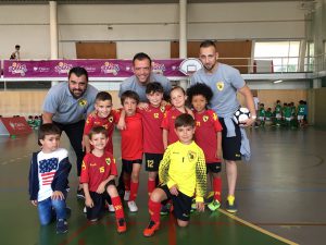 jogos de oeiras crianças a jogar futsal