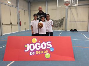 jogos de oeiras crianças a jogar basquetebol