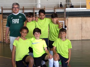 jogos de oeiras crianças a jogar futsal