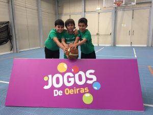 jogos de oeiras crianças a jogar basquetebol