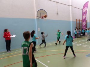 jogos de oeiras crianças a jogar basquetebol