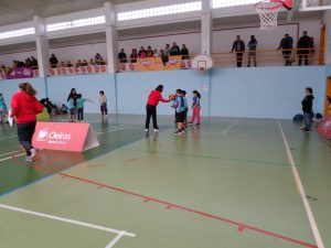 jogos de oeiras crianças a jogar basquetebol