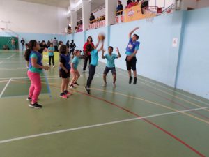 jogos de oeiras crianças a jogar basquetebol