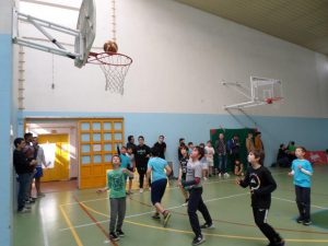 jogos de oeiras crianças a jogar basquetebol