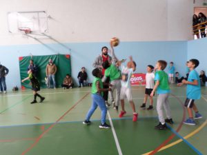 jogos de oeiras crianças a jogar basquetebol