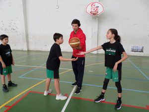 jogos de oeiras crianças a jogar basquetebol