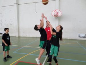 jogos de oeiras crianças a jogar basquetebol