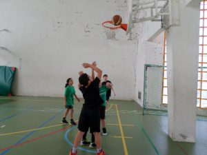 jogos de oeiras crianças a jogar basquetebol