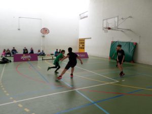 jogos de oeiras crianças a jogar basquetebol