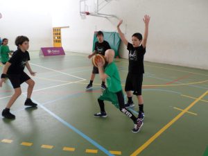 jogos de oeiras crianças a jogar basquetebol