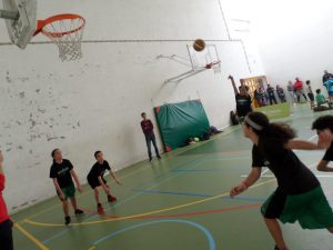 jogos de oeiras crianças a jogar basquetebol