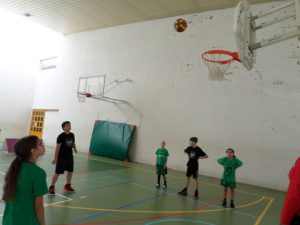 jogos de oeiras crianças a jogar basquetebol