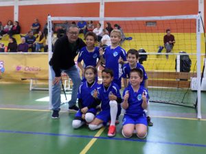 jogos de oeiras crianças a jogar futsal