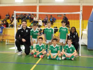 jogos de oeiras crianças a jogar futsal