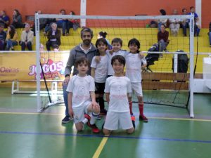 jogos de oeiras crianças a jogar futsal