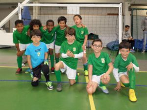 jogos de oeiras crianças a jogar futsal