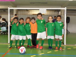 jogos de oeiras crianças a jogar futsal