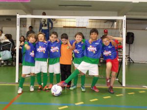 jogos de oeiras crianças a jogar futsal