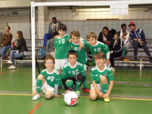 jogos de oeiras crianças a jogar futsal