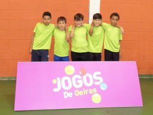 jogos de oeiras crianças a jogar futsal