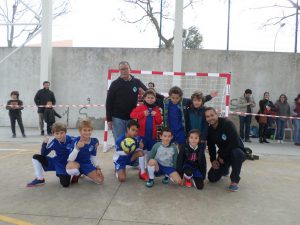 jogos de oeiras crianças a jogar futebol