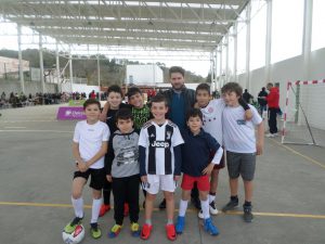 jogos de oeiras crianças a jogar futebol