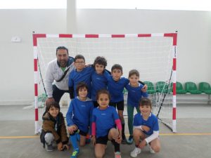 jogos de oeiras crianças a jogar futebol