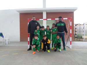 jogos de oeiras crianças a jogar futebol