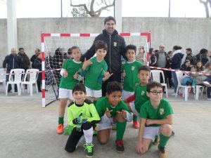 jogos de oeiras crianças a jogar futebol