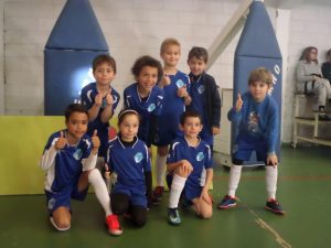 jogos de oeiras crianças a jogar futsal