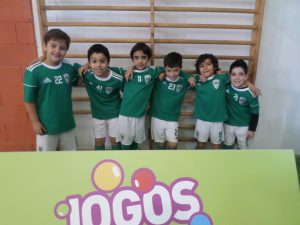 jogos de oeiras crianças a jogar futsal