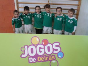 jogos de oeiras crianças a jogar futsal