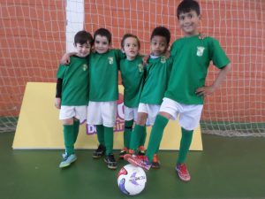 jogos de oeiras crianças a jogar futsal